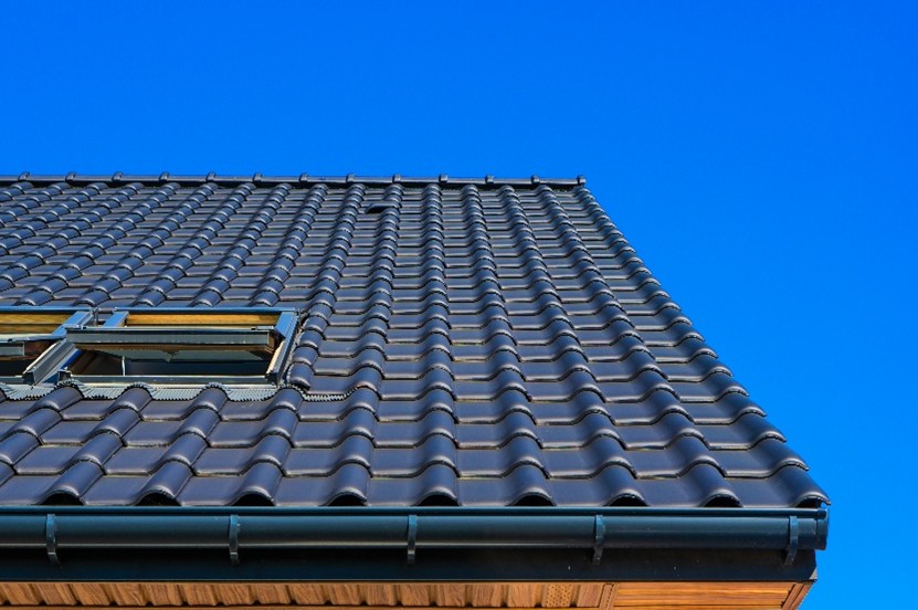How Does Warm Weather Impact Roof Replacement Efficiency?
